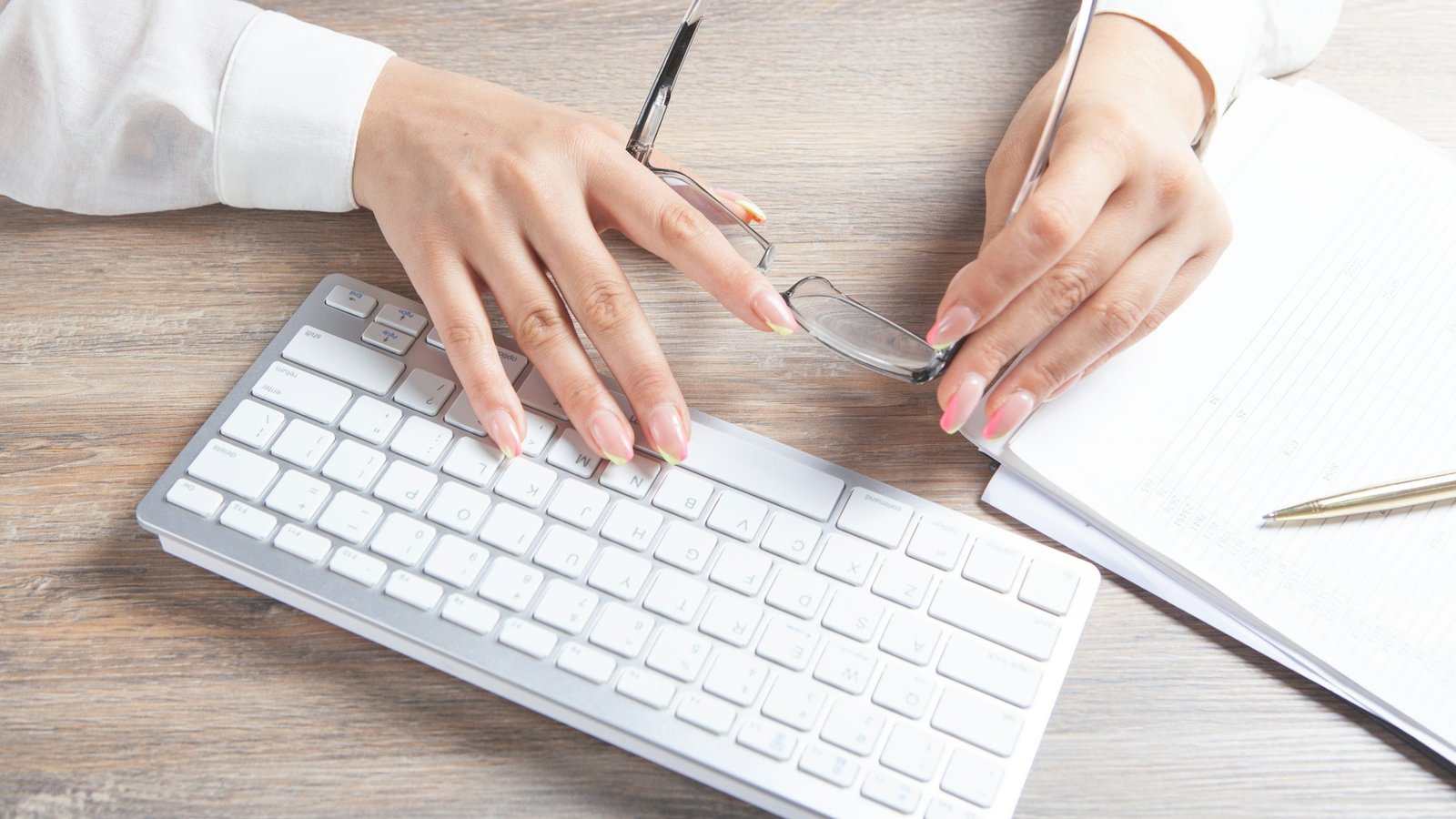 Jasa AI Content Writer vs Content Writer Freelance: Mana yang Lebih Efisien?